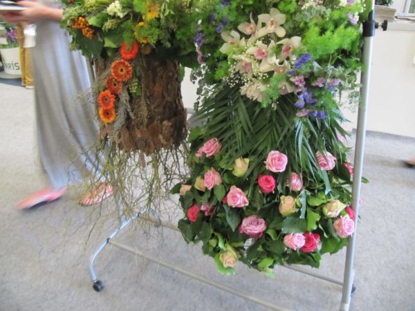 A ruhaköltemények a vállfán