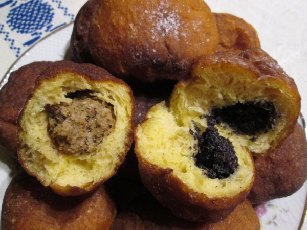 Mákkal, dióval töltött fánk