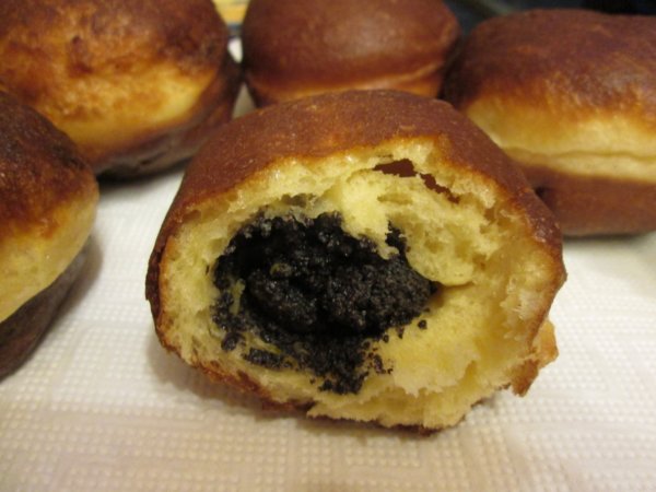 Mákkal, dióval töltött fánk