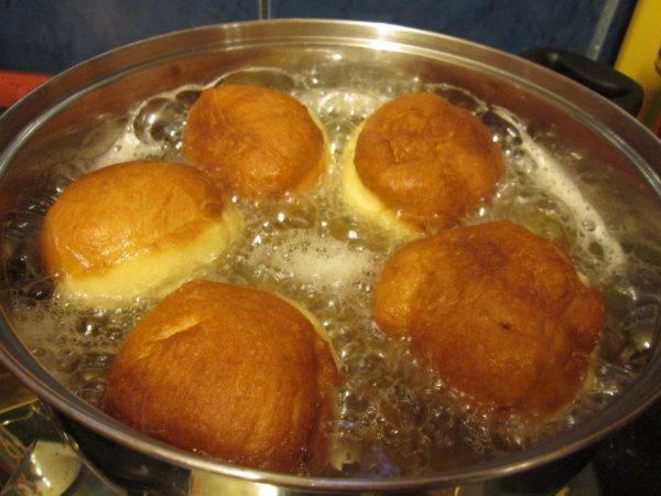 Mákkal, dióval töltött fánk